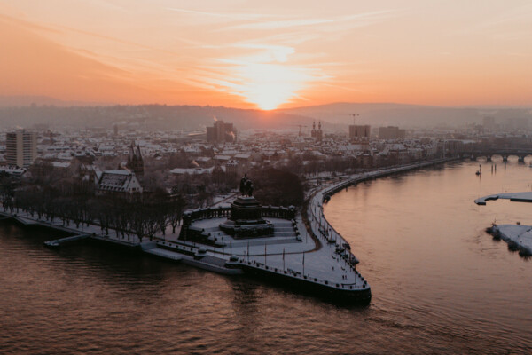 Schneebedecktes Deutsches Eck bei Sonnenuntergang © Janko.Media Schneebedecktes Deutsches Eck bei Sonnenuntergang © Janko.Media