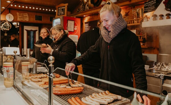Essensbude auf dem Koblenzer Weihnachtsmarkt © Koblenz-Touristik GmbH, Janko.Media