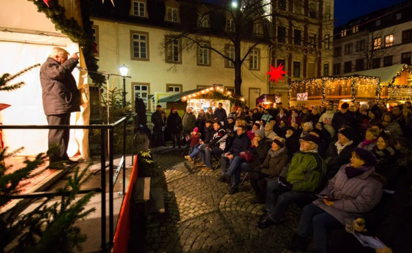 Man auf Bühne erzählt Weihnachtsgeschichten vor Zuschauern ©Koblenz-Touristik GmbH, Henry Tornow