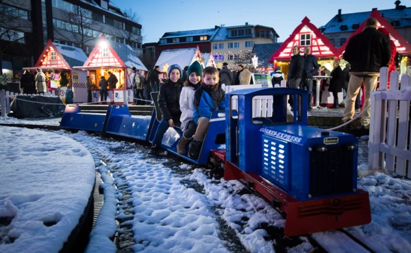 Kinder fahren mit einem Minizug auf dem Koblenzer Weihnachtsmarkt ©Koblenz-Touristik GmbH, Henry Tornow