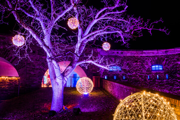 Weihnachtlich beleuchtetes Festungsgelände ©Christmas Garden, Michael Clemens