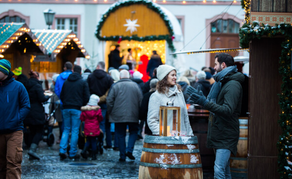 Zwei Menschen reden mit einander auf dem Koblenzer Weihnachtsmarkt © Koblenz-Touristik GmbH, Henry Tornow