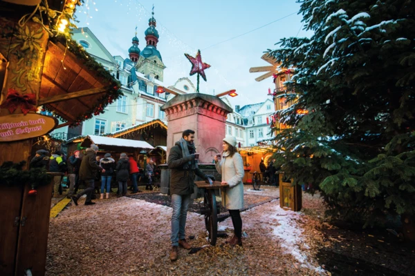 Pärchen trink Glühwein auf dem Koblenzer Weihnachtsmarkt