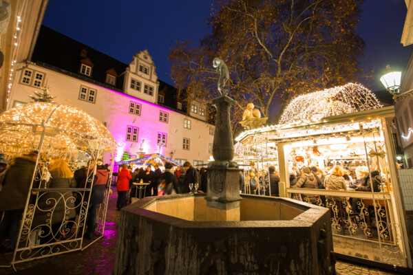 Koblenzer Weihnachtsmarkt auf dem Rathausplatz mit dem Schängelbrunnen im Vordergrund ©Koblenz-Touristik GmbH, Henry Tornow