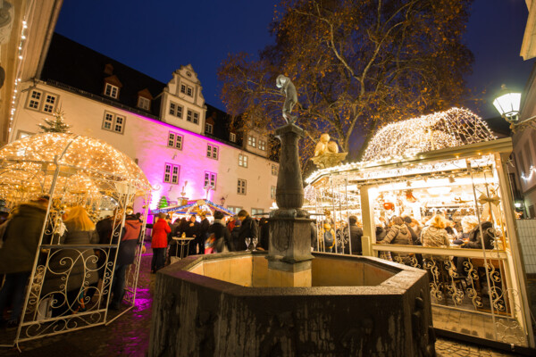 Koblenzer Weihnachtsmarkt auf dem Rathausplatz mit dem Schängelbrunnen im Vordergrund ©Koblenz-Touristik GmbH, Henry Tornow Koblenzer Weihnachtsmarkt auf dem Rathausplatz mit dem Schängelbrunnen im Vordergrund ©Koblenz-Touristik GmbH, Henry Tornow