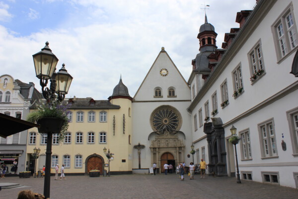 Rathausplatz mit der Citykirche und dem Rathaus, blauer Himmel im Hintergrund ©Koblenz-Touristik