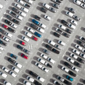 Parkende Autos auf einem großen Parkplatz © Image by https://www.freepik.com/free-photo/transport-concept-parked-vehicles_13951921.htm#query=auto%20parken&position=2&from_view=search&track=ais