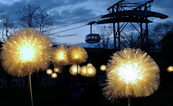 Beleuchtete Pusteblumen mit der Seilbahn Koblenz im Hintergrund © Copyright by Skyglide Event Deutschland GmbH