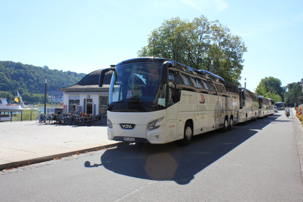 Reisebus am Rheinufer ©Koblenz-Touristik