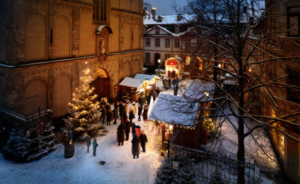 Liebfrauenkirche Mensen praten, eten en drinken voor versierde en besneeuwde kraampjes op het voorplein van in Koblenz © Koblenz-Touristik GmbH, Gauls