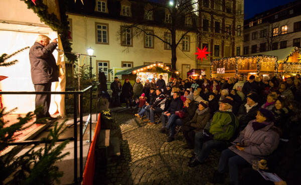 Man auf Bühne erzählt Weihnachtsgeschichten vor Zuschauern © Koblenz-Touristik GmbH, Henry Tornow
