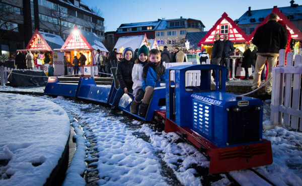 Kinder fahren mit einem Minizug auf dem Koblenzer Weihnachtsmarkt © Koblenz-Touristik GmbH, Henry Tornow