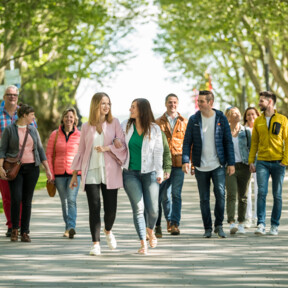 Reisegruppe spaziert auf dem Fußweg der Rheinanlagen in Koblenz ©Koblenz-Touristik GmbH, Dominik Ketz