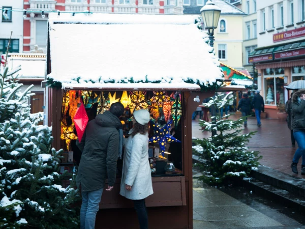 Zwei Besucher des Koblenzer Weihnachtsmarkt schauen handgefertigte Artikeln an ©Koblenz-Touristik GmbH, Henry Tornow