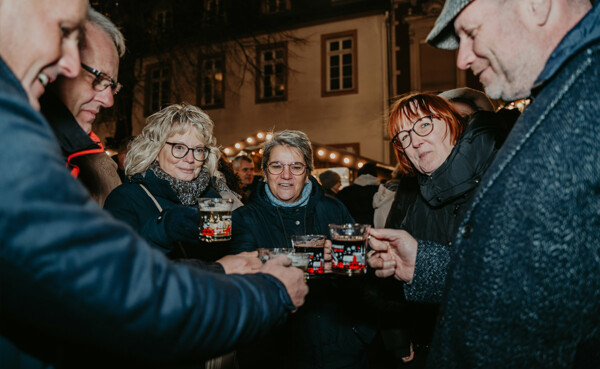 Menschen stoßen mit Glühwein an auf dem Koblenzer Weihnachtsmarkt  © Koblenz-Touristik GmbH, Janko.Media