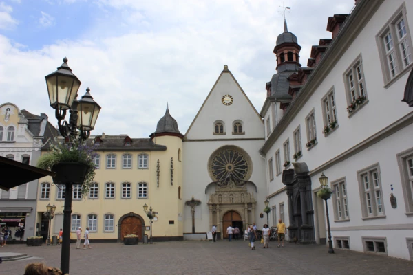 Rathausplatz mit der Citykirche und dem Rathaus, blauer Himmel im Hintergrund