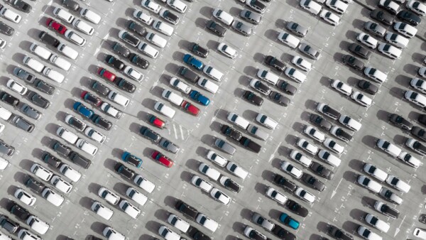 Parkende Autos auf einem großen Parkplatz ©Image by https://www.freepik.com/free-photo/transport-concept-parked-vehicles_13951921.htm#query=auto%20parken&position=2&from_view=search&track=ais
