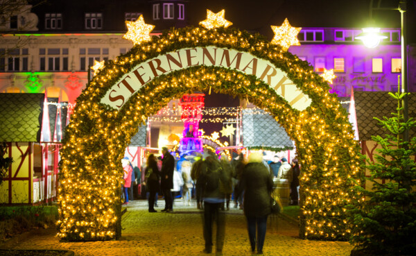 Weihnachtlicher Bogen beschriftet mit "Sternenmarkt" © Koblenz-Touristik GmbH, Henry Tornow